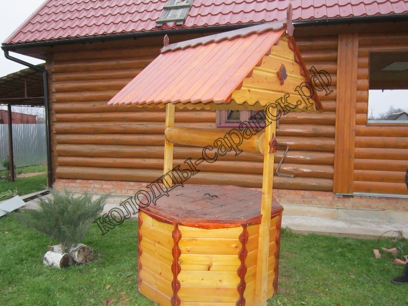 деревянный домик для колодца 001